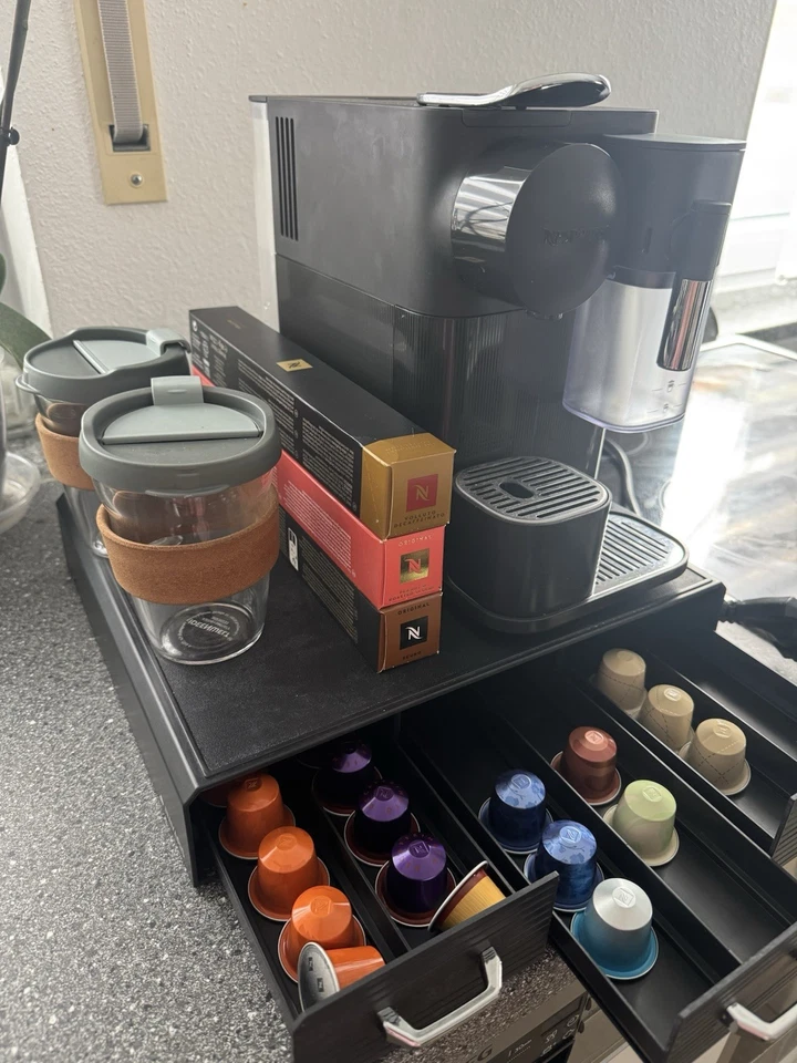 DeLonghi Lattissima One (schwarz) inkl. Milch­karaffe, Capsulehalter