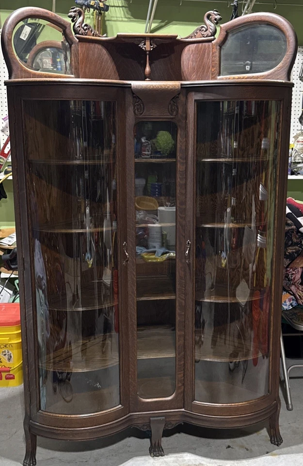  Antiguo gabinete de curiosidades esquina roble tigre. Detalles ornamentados, puertas curvas de cristal. Foto 3 de 4