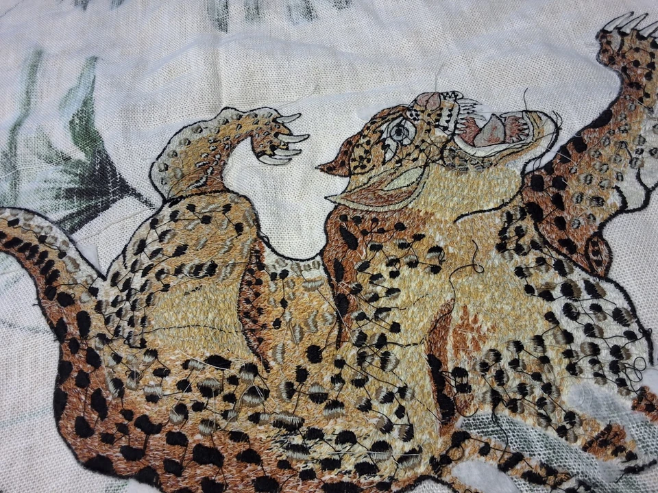 Tapiz tejido Pottery Barn colgante de pared leopardo 24x 24 Foto 3 de 4