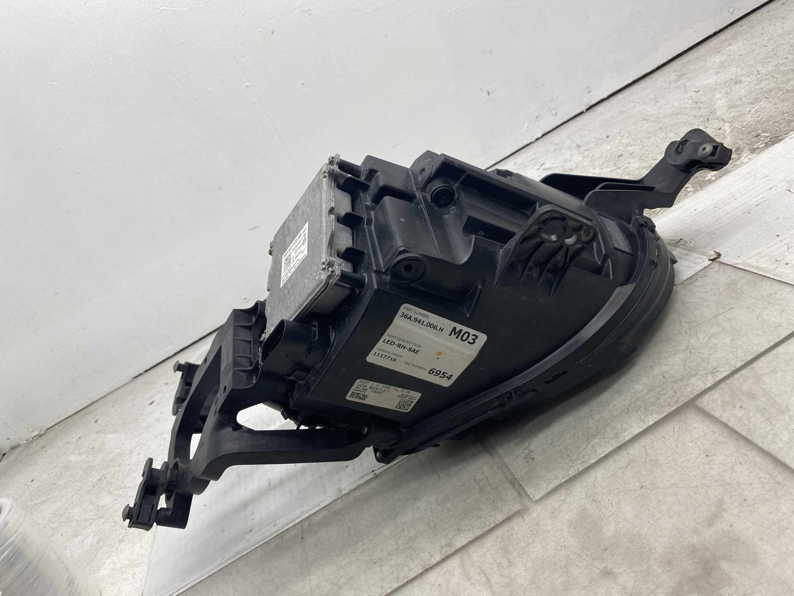 Bentley Bentayga 2015-2020 Front Right Headlight P/N 4M0907399D