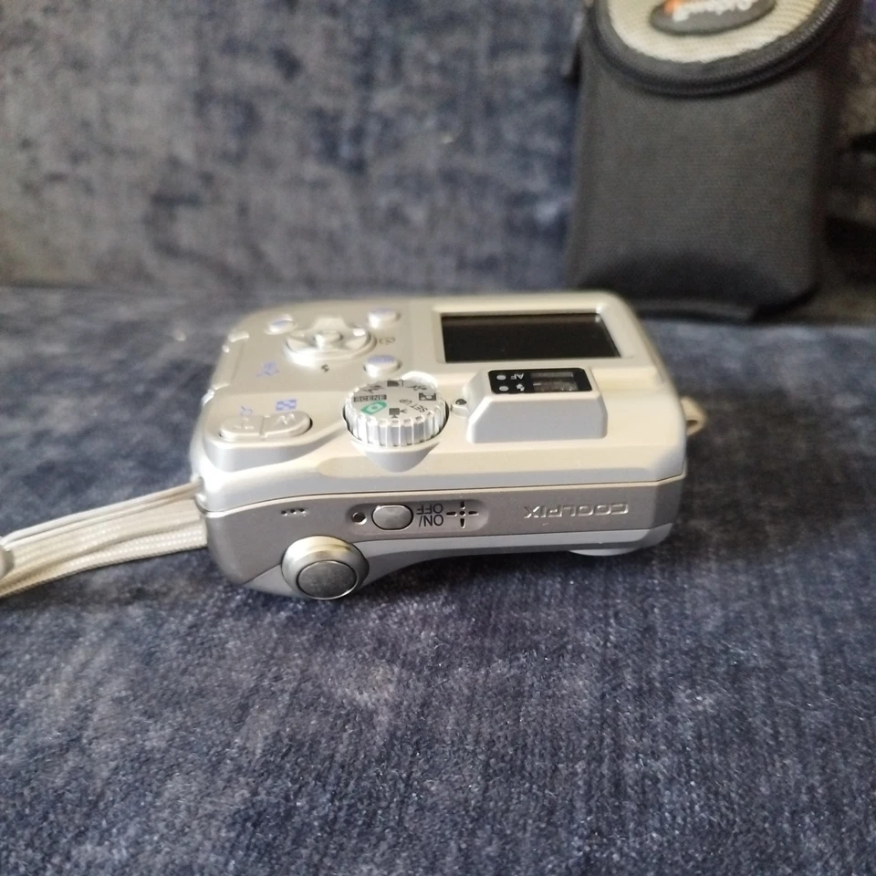 Nikon Coolpix 3200 Digital Camera Compact Silver, 3.2MP + Lowepro D-Res 8S case, photo 2 of 5