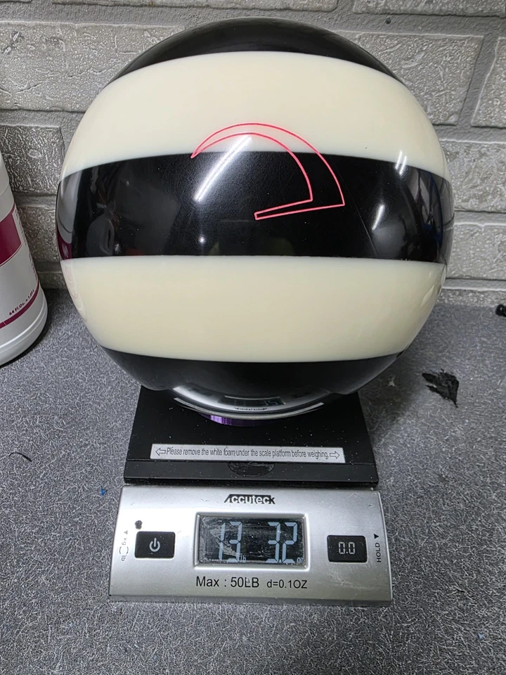 Bola de boliche de cebra de ebonita de 13 lb enchufada Foto 3 de 4