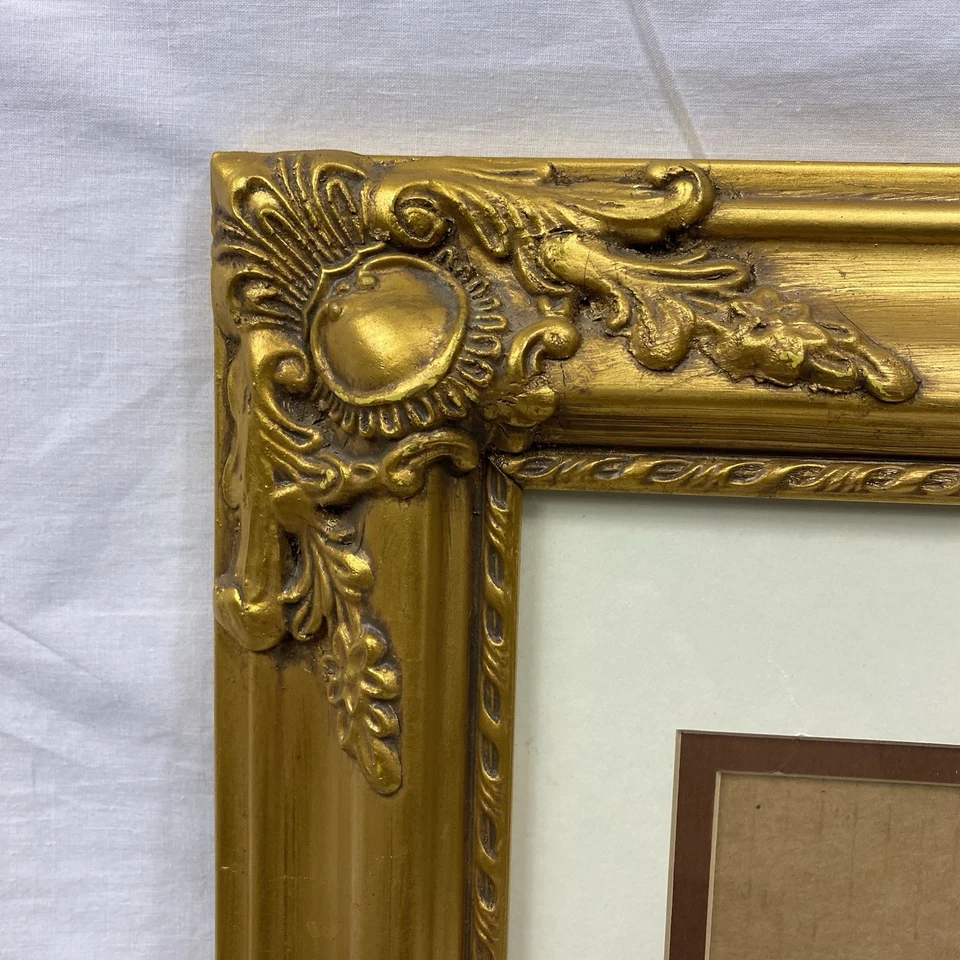 Marco de culpa dorado ornamentado de madera sintética con vidrio 18x14,75 interior 11x14 mate 8x10 Foto 2 de 4