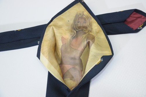 Vintage TGIF Bierkrug Pint Peekaboo Pin Up Girl blau Made in England Krawatte 3" - Bild 5 von 5