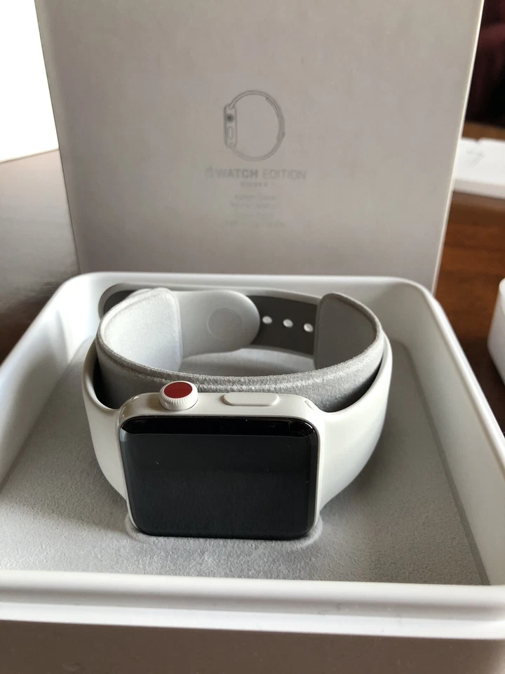 Apple Watch 42mm Series 3 Edition. White Ceramic. New, Open Box - Imagen 2 de 4