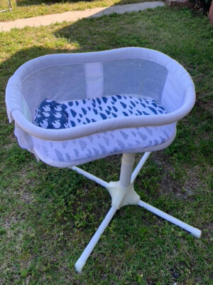 Halo Bassinest Swivel Sleeper Must Have Item White w/ Blue White  sheets