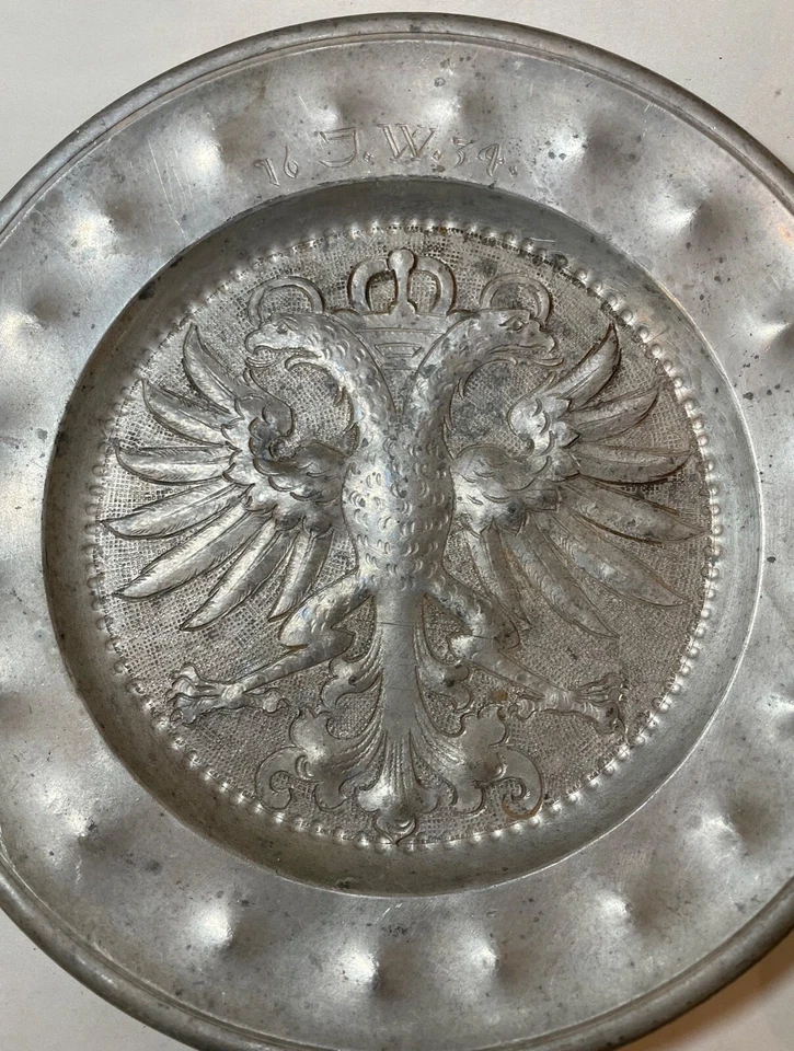 Plato de cena raro antiguo 1634 siglo XVII grabado a mano forjado peltre águila Foto 3 de 4
