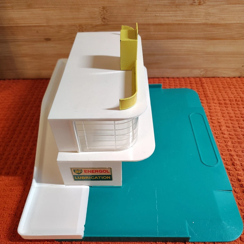 MATCHBOX MG-1 BP SERVICE STATION 1960's w/ GAS PUMPS (no 1)  AND ORIGINAL BOX  - Image 3 of 4