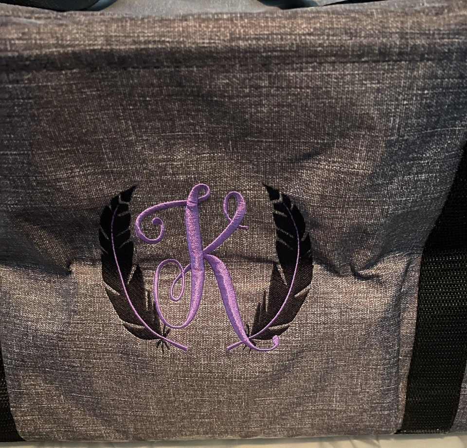 Bolsa térmica isolada Thirty One com letra roxa K - Imagem 4 de 4