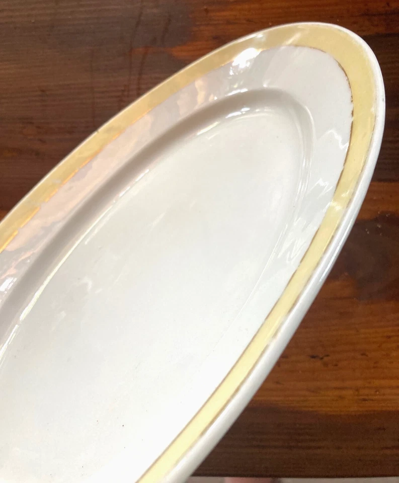 Grand plat ovale Pillivuyt en porcelaine blanche filet jaune et liseré or 1960 - Photo 2/4