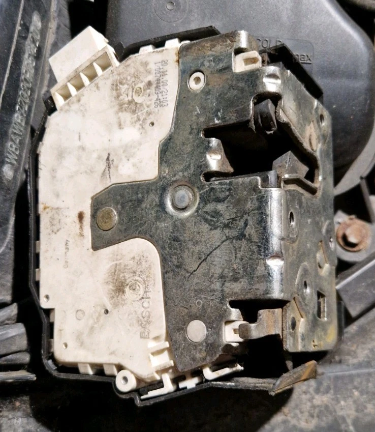Land Rover Discovery 2 TD5 V8 Passenger Side Rear Door Lock Locking Actuator - Image 1 of 1