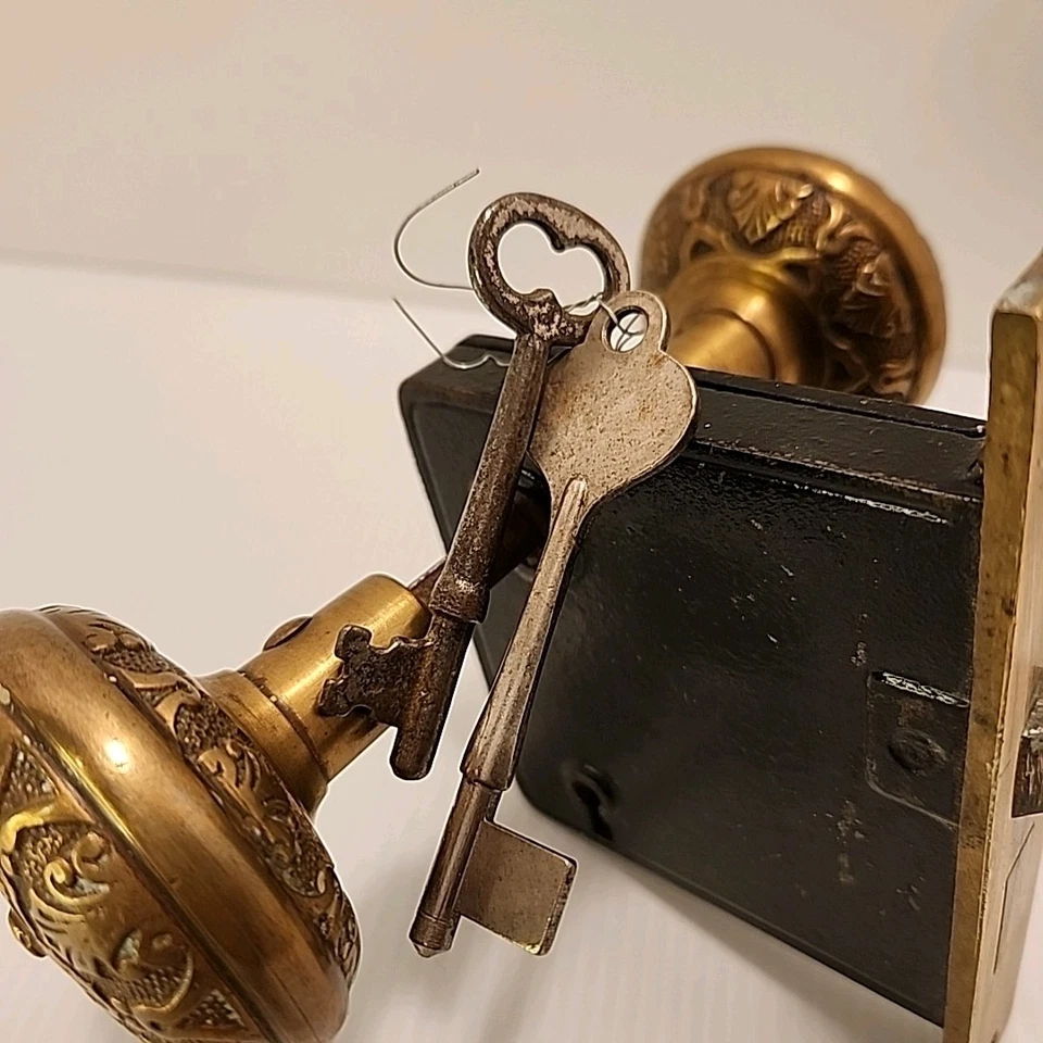 Cerradura de puerta de mortaja interior antigua y perillas de latón ornamentado de Russwin con llaves Foto 3 de 4