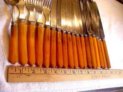18 VINTAGE SIMULAR BAKALITE BUTTERSCOTCH KITCHEN SPOONS KNIVES FORKS FLATWARE