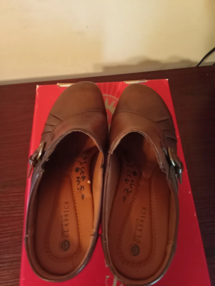 Zapatos Earth Spirit "EMILY" Clásicos Cuero Marrón Zuecos Talla 8.5 en Caja Original Foto 3 de 4