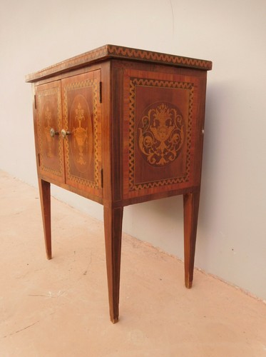 Comodino mobiletto intarsiato due ante st.Luigi XVI, '900 - L 54,5 cm! - Foto 5 di 12