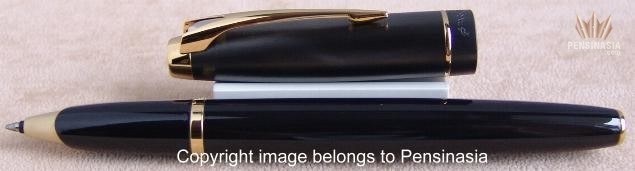 PARKER 100 COBALT BLACK LACQUER WITH GOLD TRIM ROLLER BALL PEN