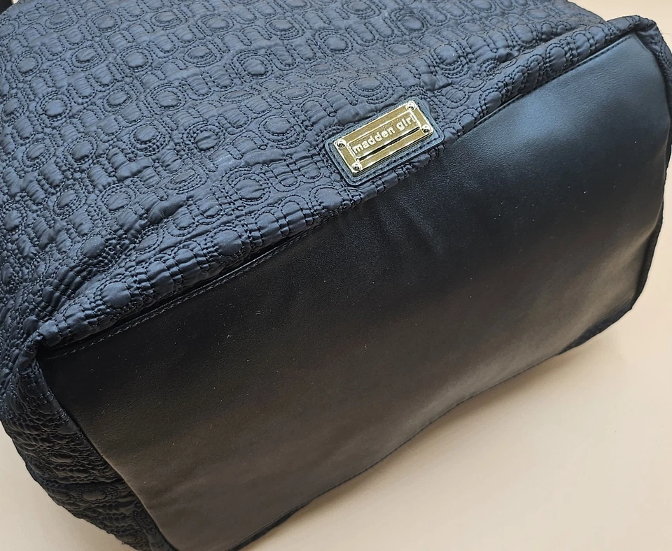 Bolso de fin de semana acolchado Madden Girl negro  Foto 3 de 4