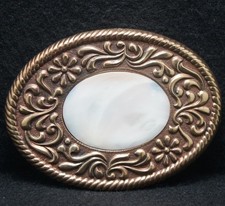 XE17121 VINTAGE 1970s WHITE STONE FLORAL ARTWORK UNISEX BRASS BELT BUCKLE