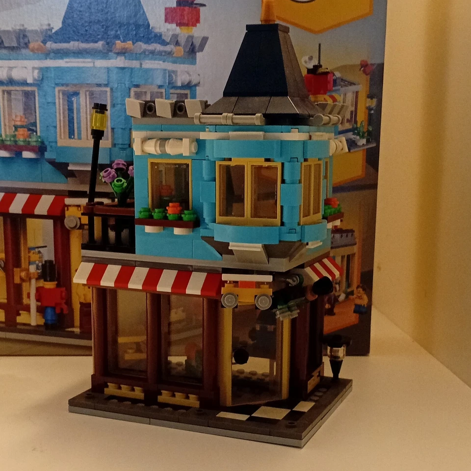 LEGO Creator 31105 Townhouse Toy Store, photo 2 of 5