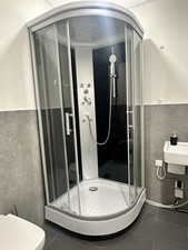 • neuwertige Eckduschkabine • Schiebetüren•6 köpfige Duschbrause