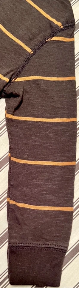 Camiseta Camiseta Old Navy para niños pequeños gris y tostada manga larga a rayas bolsillo talla 2T Foto 3 de 4