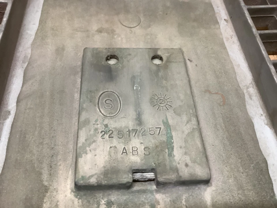 Oldsmobile 98 Regency Brougham 1978 parrilla delantera 22517257 fabricante de equipos originales usado 78 Foto 3 de 4