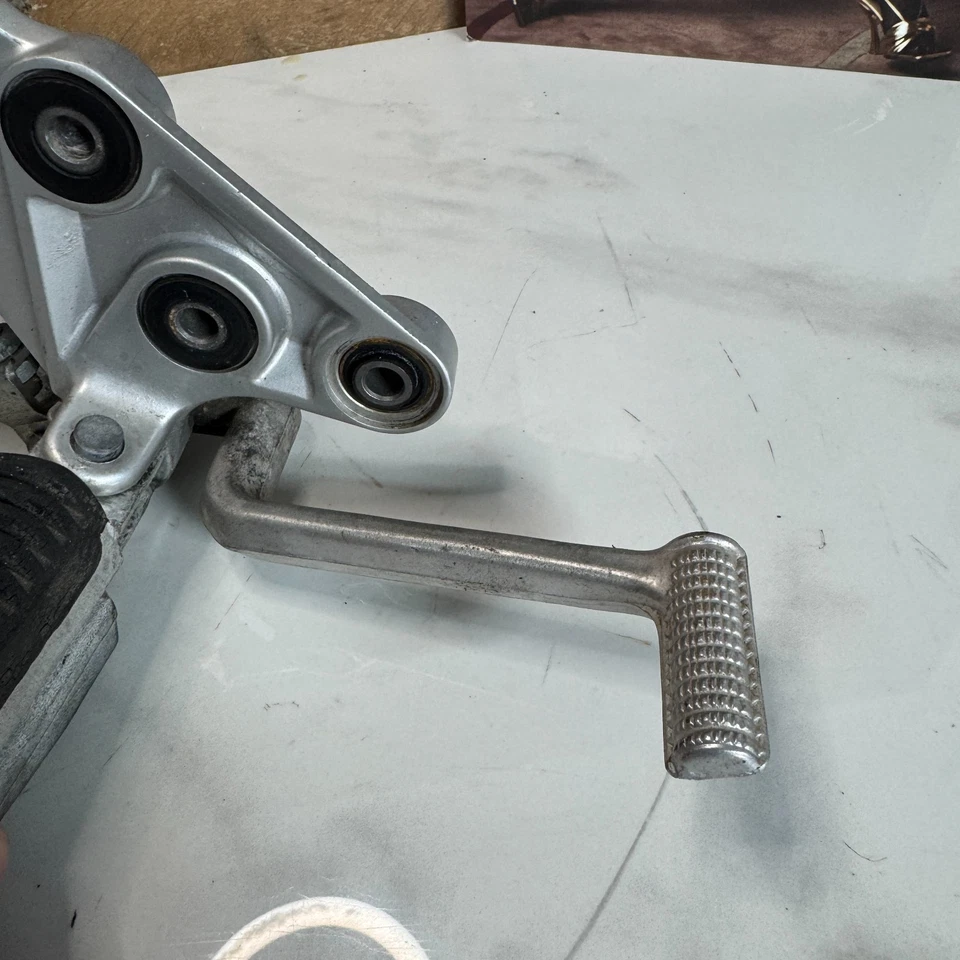 01-07 2005 Suzuki Hayabusa GSX1300R JUEGO TRASERO DERECHO PEDAL FRENO CILINDRO MAESTRO Foto 4 de 4