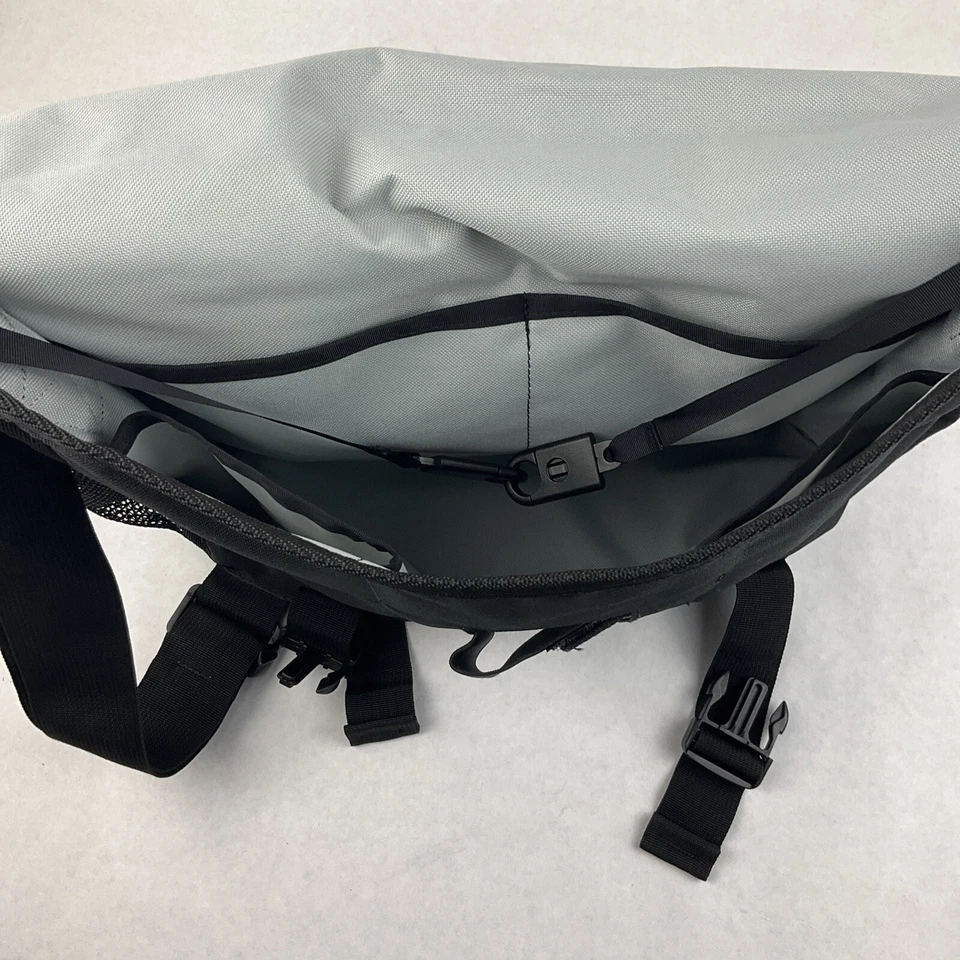 Diaper Bag Messenger Style Army Green Diaper Bag Strap Pockets NWOT Dadgear - Image 4 of 4