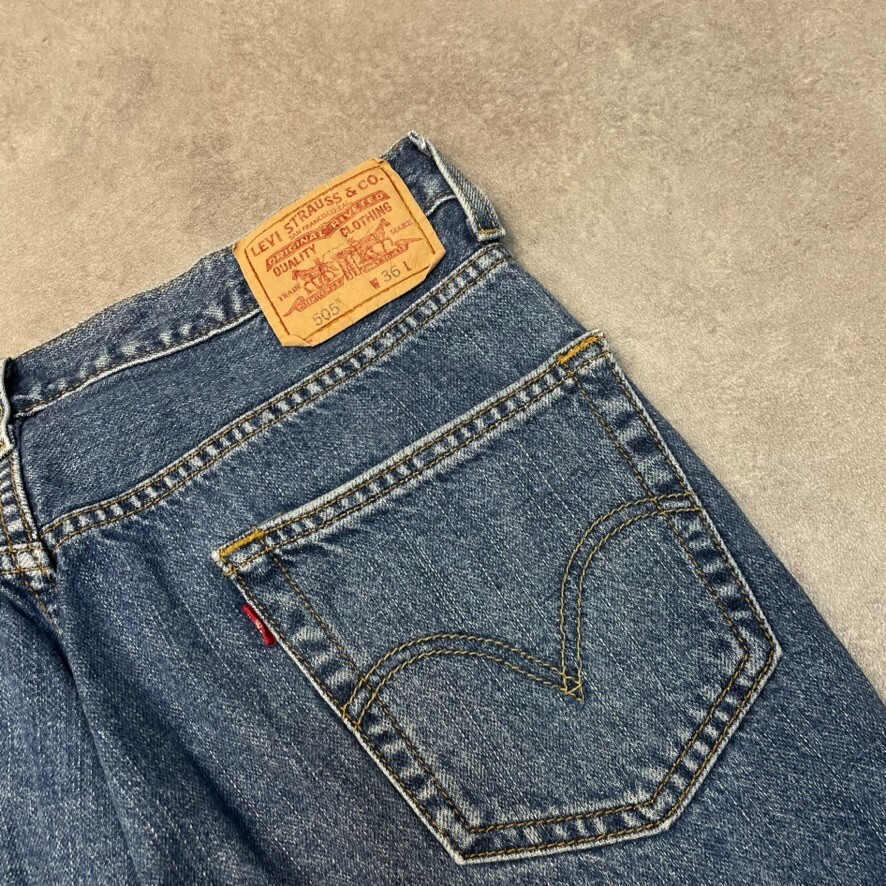 Levis 505 Denim Shorts Mens Jorts USA Baggy 90s Vintage Bottoms, Blue 36" image 9