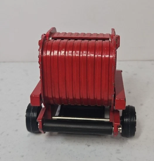 Круглый пресс для сена ERTL IH International 2400, красные ободы, 1/64 см. описание - Изображение 3 из 4