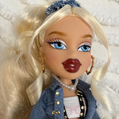 Bratz Doll CLOE Fashion Doll Clothes Shoes Cell Phone Earrings No Box 2001