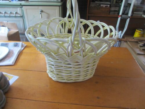 Vintag elegant  White Wicker Funeral/Bridal/Decorative Flower Basket With Handle - Afbeelding 1 van 4