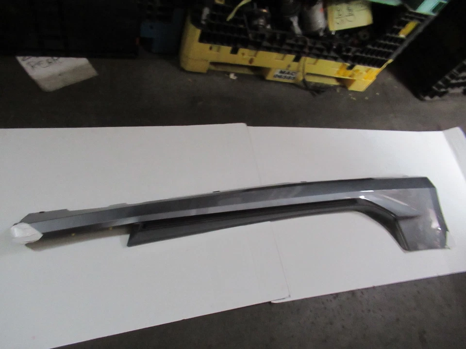 Chevrolet Camaro LS 2016 basculante moldeado faldón lateral borde acero satinado gris derecho Foto 4 de 4