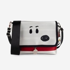 Medium Foldover Crossbody / Peanuts Snoopy