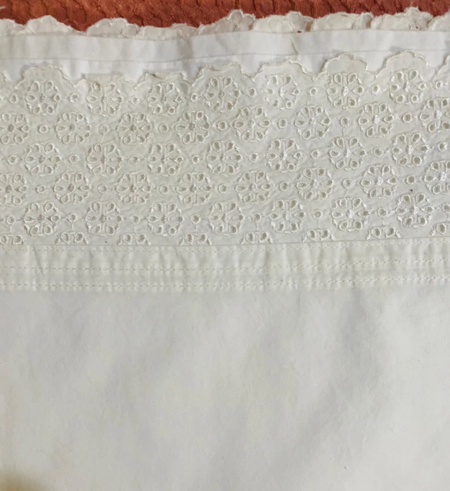 SÁBANA PLANA MARTHA STEWART OJALES ENCAJE BORDADO KING BLANCA USADA EN EXCELENTE ESTADO Foto 2 de 4