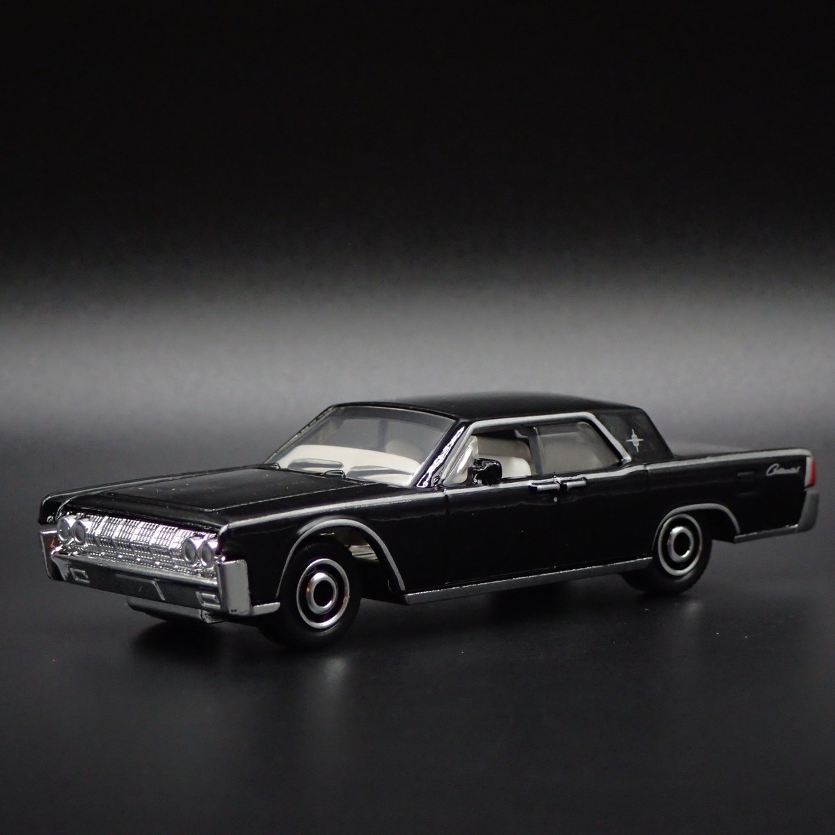 1964 64 LINCOLN CONTINENTAL 1:64 SCALE COLLECTIBLE DIORAMA