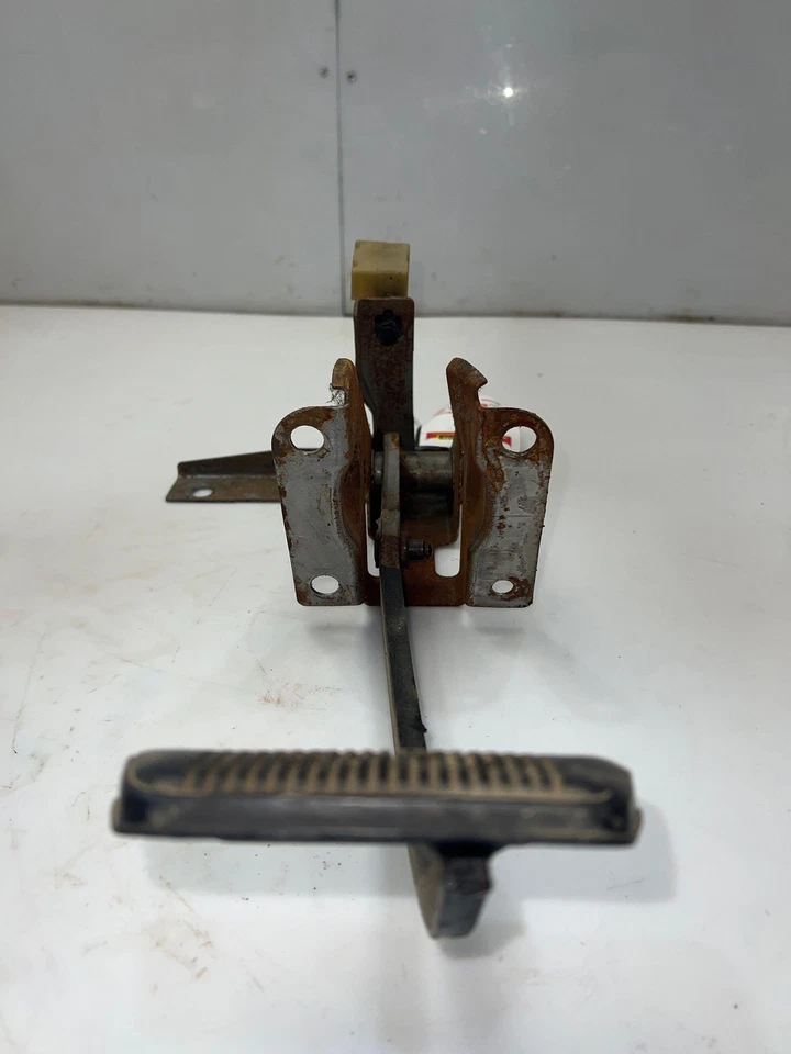 1998 1999 Jeep Cherokee Brake Pedal Assembly w/ Bracket OEM 52129061AE - Image 4 of 4