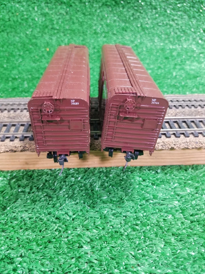(2) Upgraded Bowser HO Northern Pacific 40' DD Round Top Boxcar NP 39744 & 39689 - Image 4 of 4