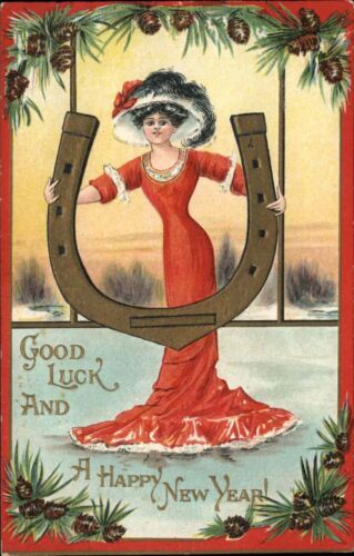 Nouvelle année belle femme avec fer à cheval géant chanceux c1910 carte postale vintage - Photo 1/2