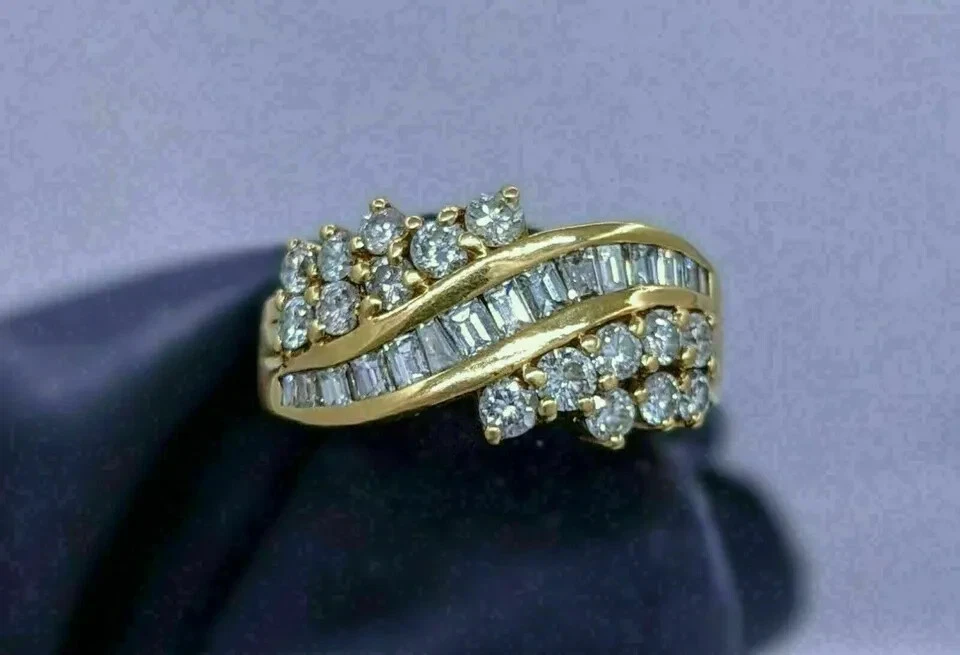 Anillo de boda con racimo de diamantes de corte baguette de 2 quilates enchapado en oro amarillo de 14 quilates Foto 4 de 4