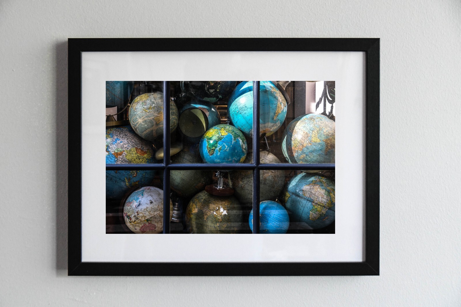 Photo vitrine parisienne grand format pour dynamiser un mur blanc de bureau ou salon