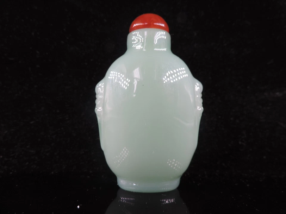 Botella de tabaco china tallada a mano de vidrio de Pekín verde Foto 2 de 4