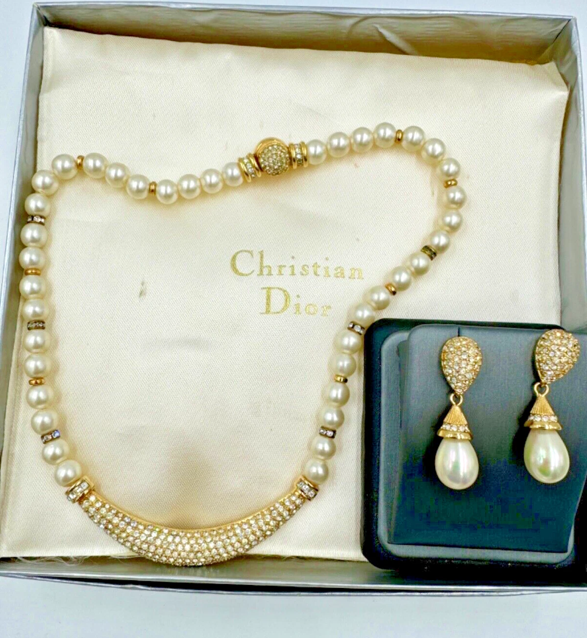 Ensemble boucles d'oreilles pendantes Christian Dior GRANDE fausse perle et rhins