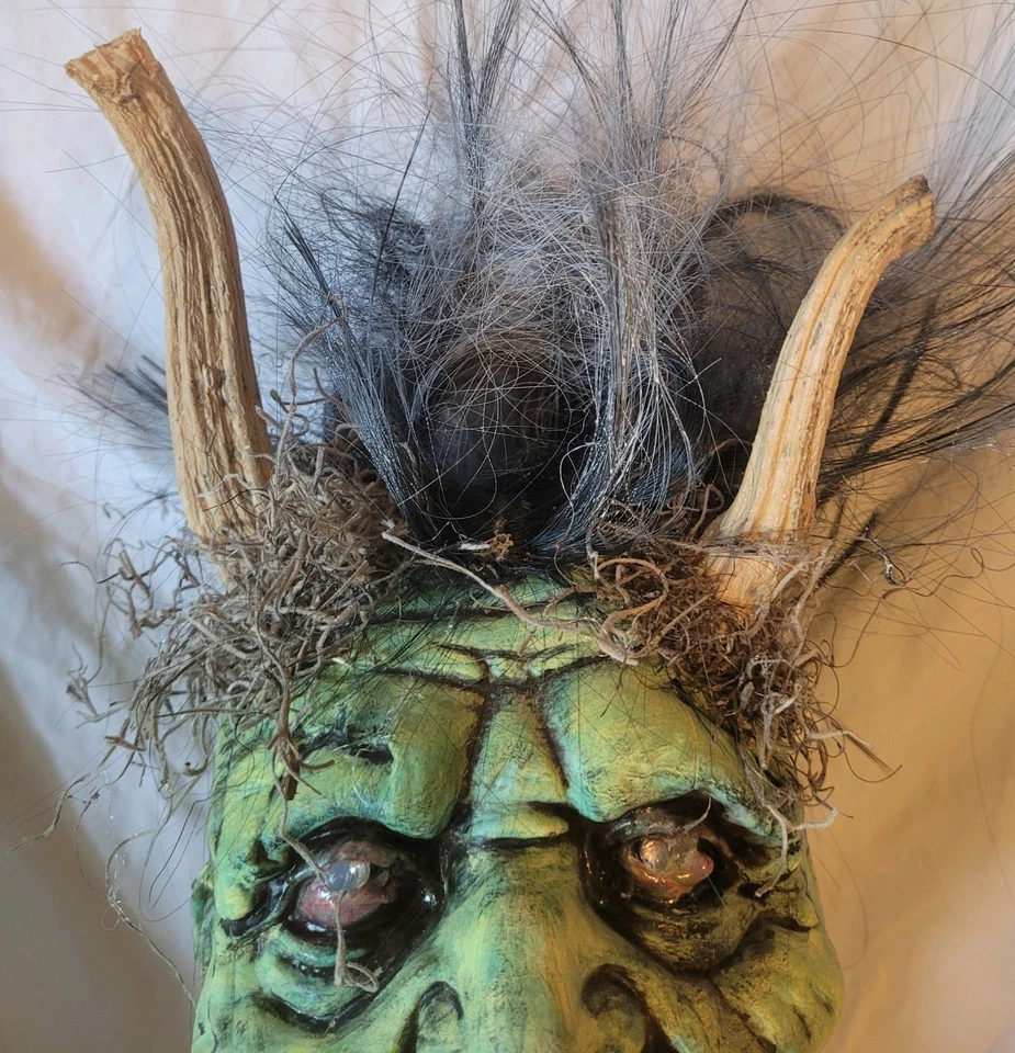 Máscara de hombre de miedo hecha a mano ojos iluminados en pedestal soporte decoración de Halloween Foto 2 de 4