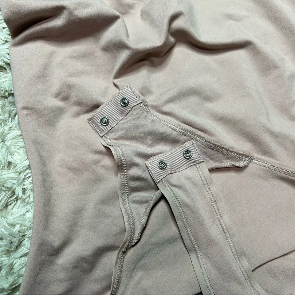 SPANX By Assets Prendas moldeadoras para mujer, body tanga delgado pequeño Foto 2 de 4