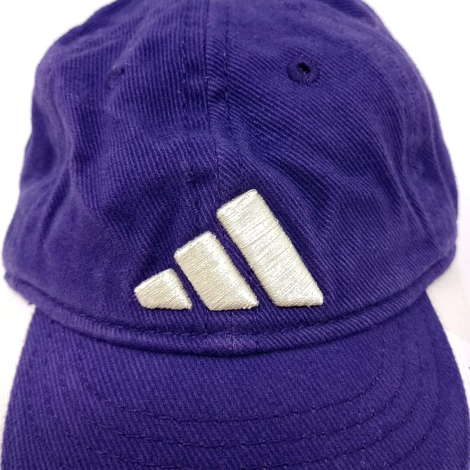 Gorra de béisbol Adidas infantil 100 % algodón púrpura bordado logotipo elástico OSFM Foto 4 de 4