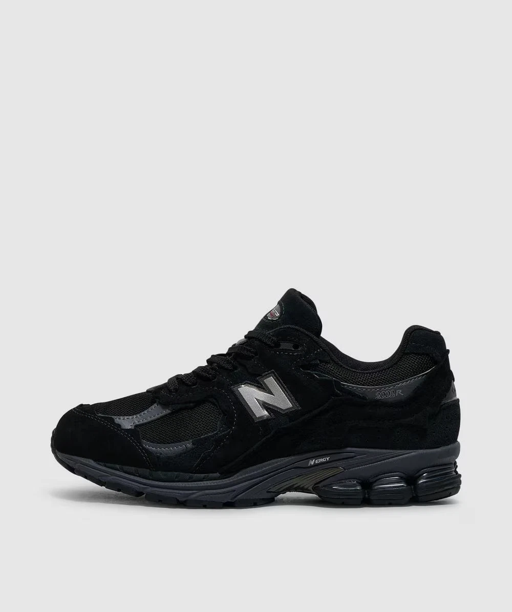 New Balance 2002R Gore-Tex Protection Pack Trainers in Black