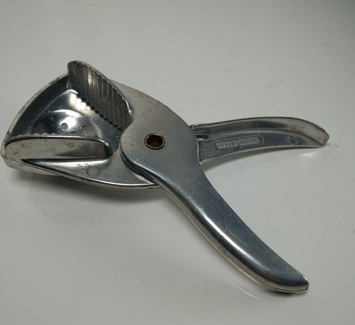 Vtg Irvin Ware Aluminum Lemon Lime Juice Squeezer 7