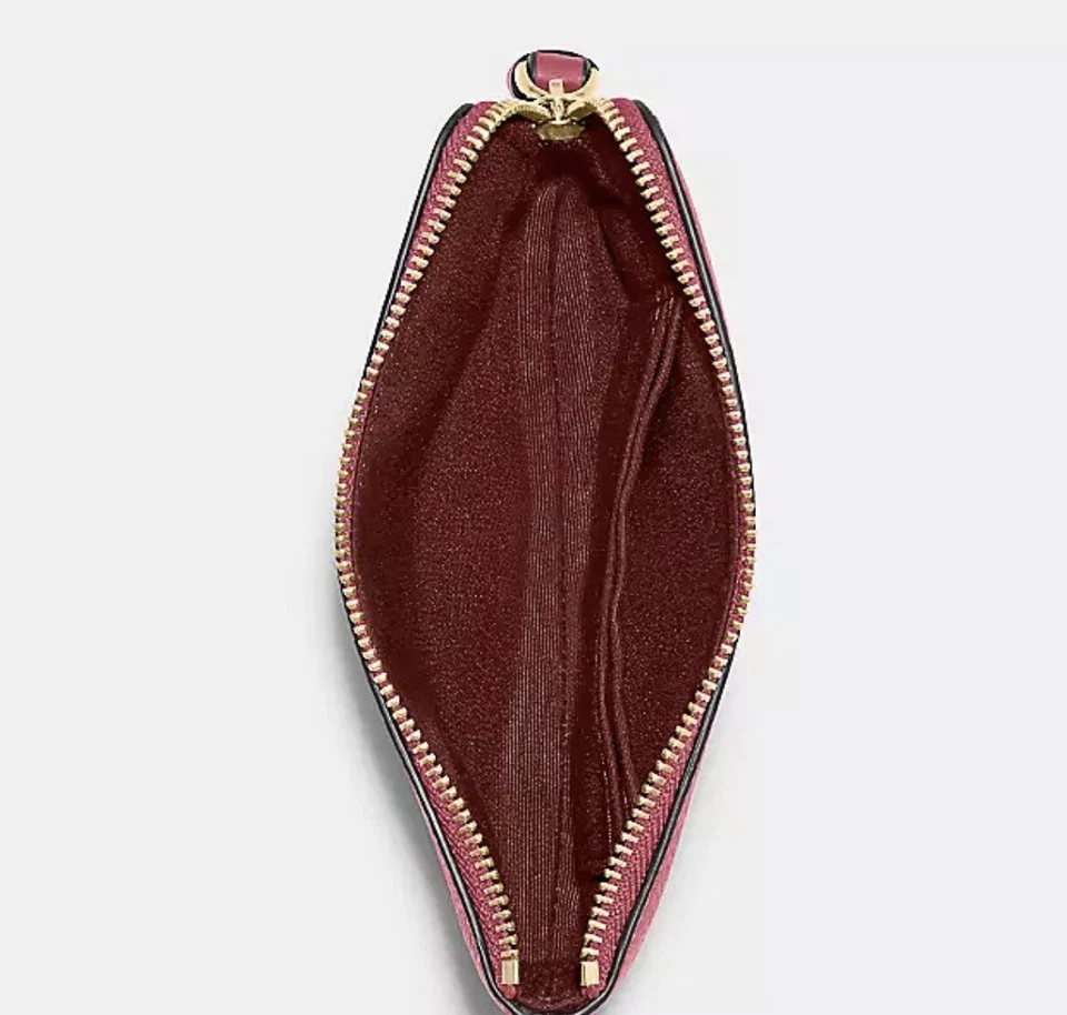 Muñequera Coach de cuero en relieve con cremallera en esquina para caballo y carro - dorado/rojo rojo rosa Foto 2 de 2