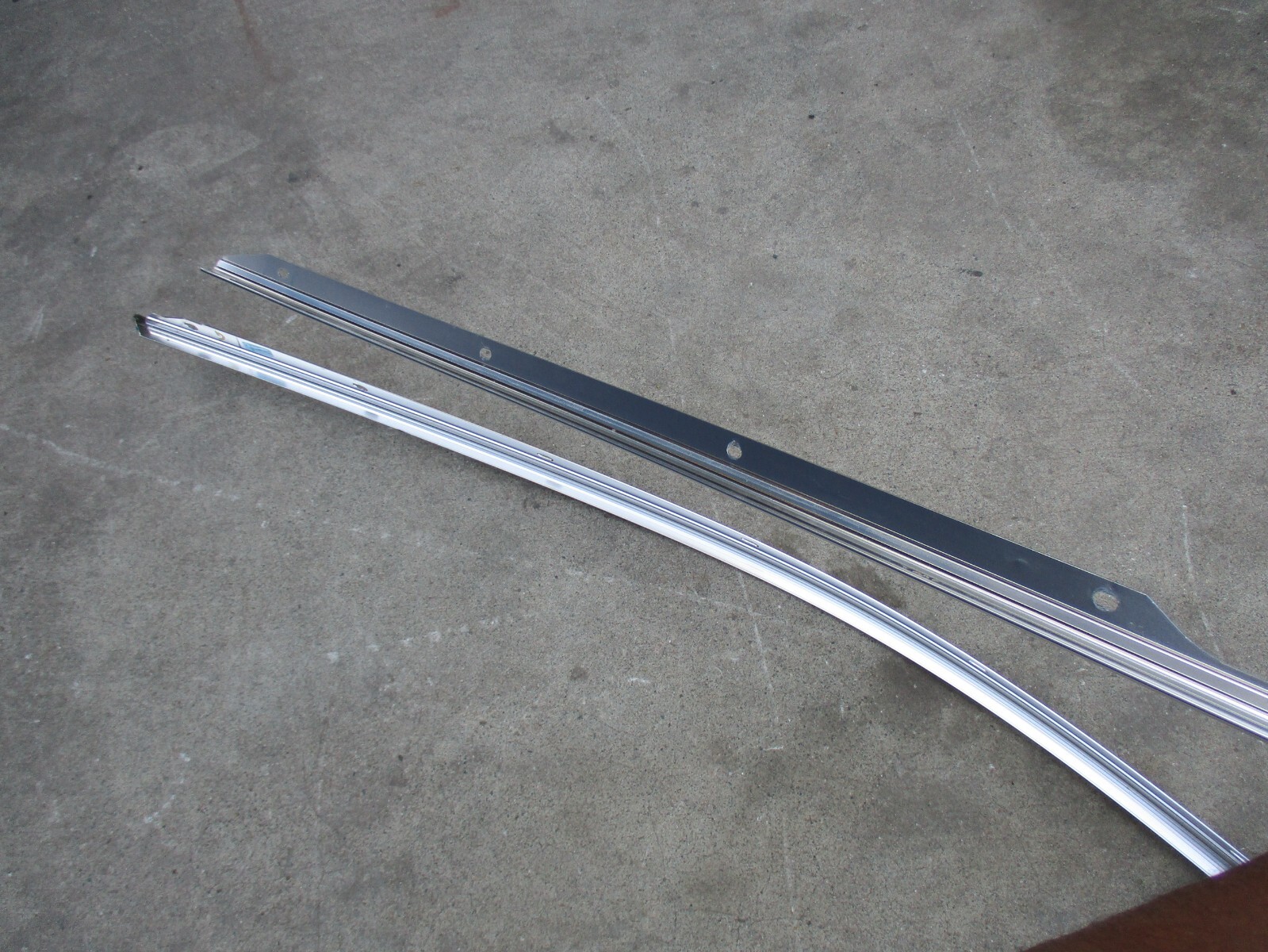 14-17 2017 Maserati Ghibli LEFT & RIGHT SIDE DOOR UPPER MOLDING 6700431180